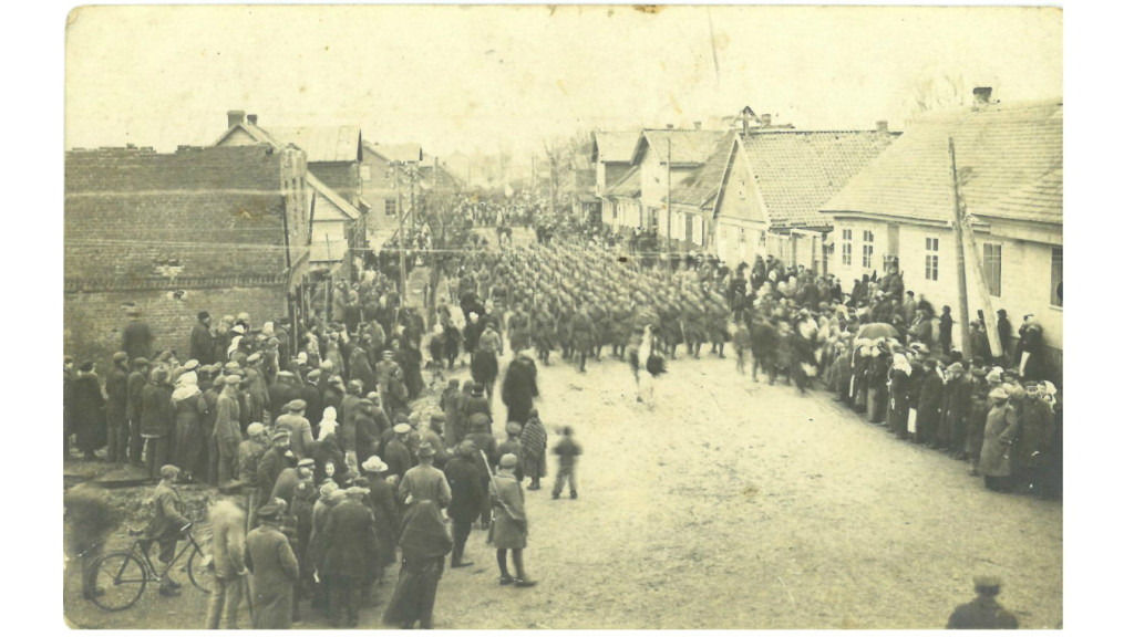 Lietuvos kariuomenės daliniai įžygiuoja į Palangą. Fotografijos aut. Paulina Mongirdaitė, 1921 03 31