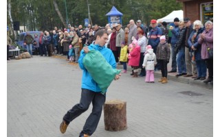 Turgaus šventėje bėgo su bulvių maišu, laikė kalakutą ir mėtė kiaušinius