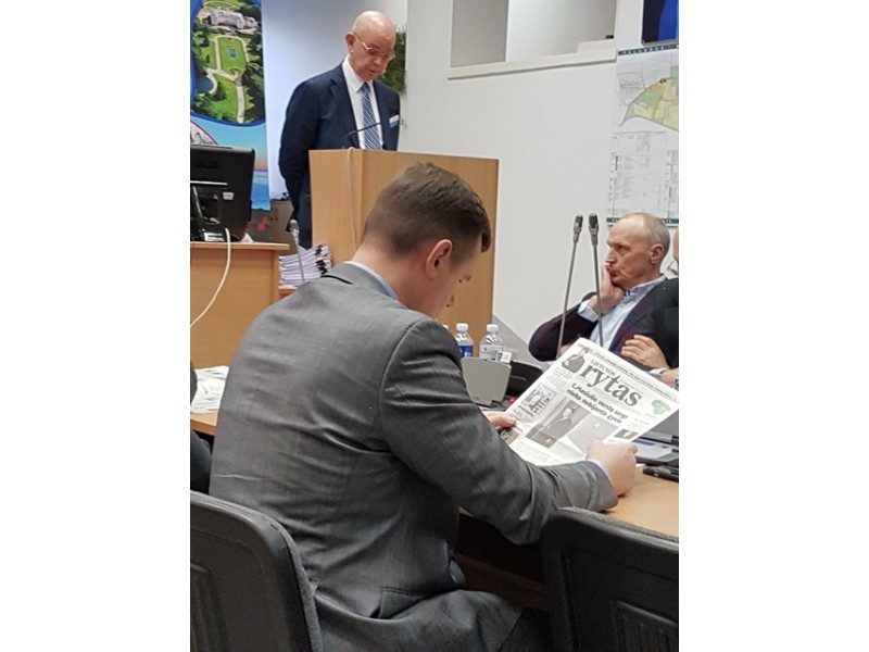 Konservatorius Tarybos narys Vaidotas Bacevičius per Tarybos posėdį išskleidė laikraštį. 