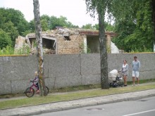 Kadangi buvusių poilsio namų „ Eglė “vietoje dar nieko naujo neiškilo, galima projektą pakoreguoti taip, kad poveikis istorinei Palangos daliai būtų kuo mažesnis.