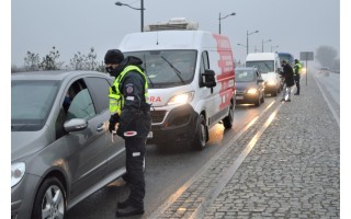 Policijos pareigūnai kontroliuoja automobilių atvykimą į Palangą, pirmąją dieną patikrinta 2000, neįleista 100