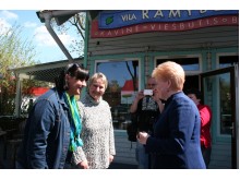 D. Grybauskaitė pabendravo su kultūros centro „Ramybė“ įkūrėja G. Samokiene bei jo direktore S. Stankevičiene, su kuriomis jaunystėje kartu žaidė krepšinį. / D. Zibolienės nuotr.