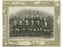 Aleksandras Tiškevičius su dvaro ūkvedžiais. Fot. I.  Stropus, 1910-1915 m. 