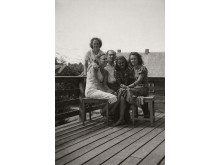 Stovi Eta. Sėdi iš kairės Rachilė, būsimas Rachilės vyras, neatpažinta moteris ir Libalė pirma iš dešinės, Palanga