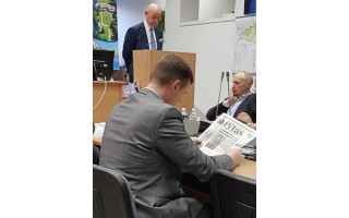 Seimo nariui Antanui Vinkui prisistatant Tarybos nariams, Seimo rinkimuose it musę kandęs  Vaidotas Bacevičius sklaidė laikraštį 
