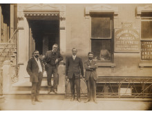J. Šliūpo bendražygių viešnagė Niujorke (JAV), prie SLA pastato, 1913 m. Iš kairės Martynas Yčas, Jonas Basanavičius, SLA sekretorius Anicetas Strimaitis, „Tėvynės” redaktorius Karolis Rackauskas-Vairas. VU ŠAIC Aušrininko dr. Jono Šliūpo archyvo nuotr.