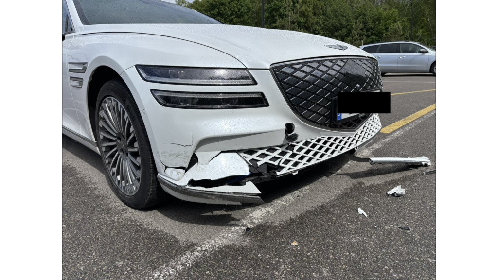 Palangoje nepilnametis elektriniu mopedu apgadino automobilį ir pasišalino. Kaltų nebus?