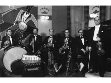Metropolio orkestras (pirmas iš dešinės stovi orkestro vadovas M. Hofmekleris). XX a. 4 deš. Natty Hofmekler asmeninis archyvas