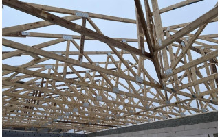 Šiuolaikinės santvaros prieš tradicinę medinę gegninę sistemą: ką sako teisės aktai ir kas geriau atlaiko Lietuvos klimatą?