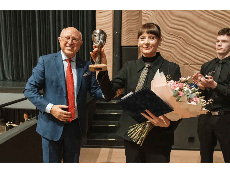 Nominaciją „Mūza“ solistei Ritai Petrauskaitei įteikė Aloyzas Kuzmarskis. Dominyko Mažūno nuotrauka