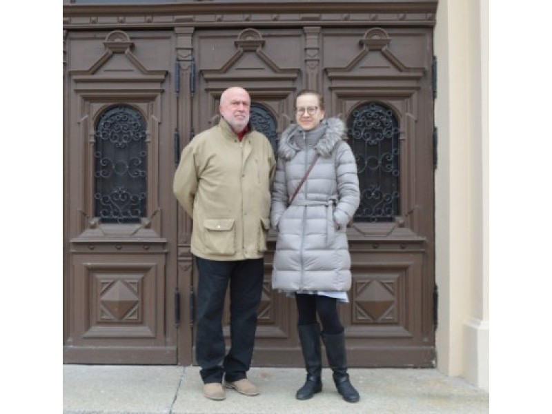 Architektė Gerda Antanaitytė ir dailininkas Romas Klimavičius, pateikę idėją dainininką Stasį Povilaitį įamžinti jo autografu, nugalėjo savo konkurentus.