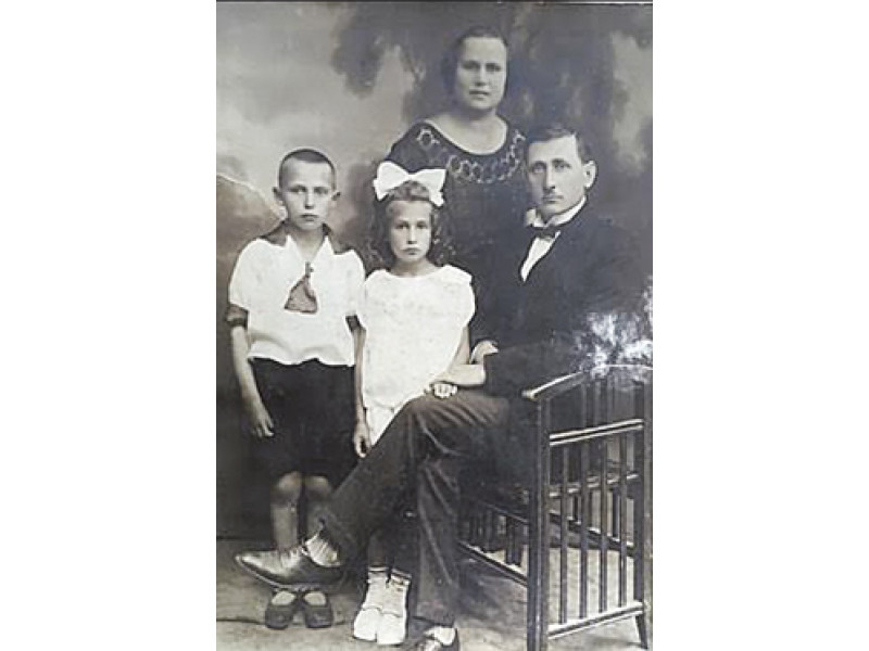 Kretingos pradinės mokyklos statytojas Rapolas Žigas (dešinėje) su šeima 1926 m. Vidos Aleinikovienės archyvas