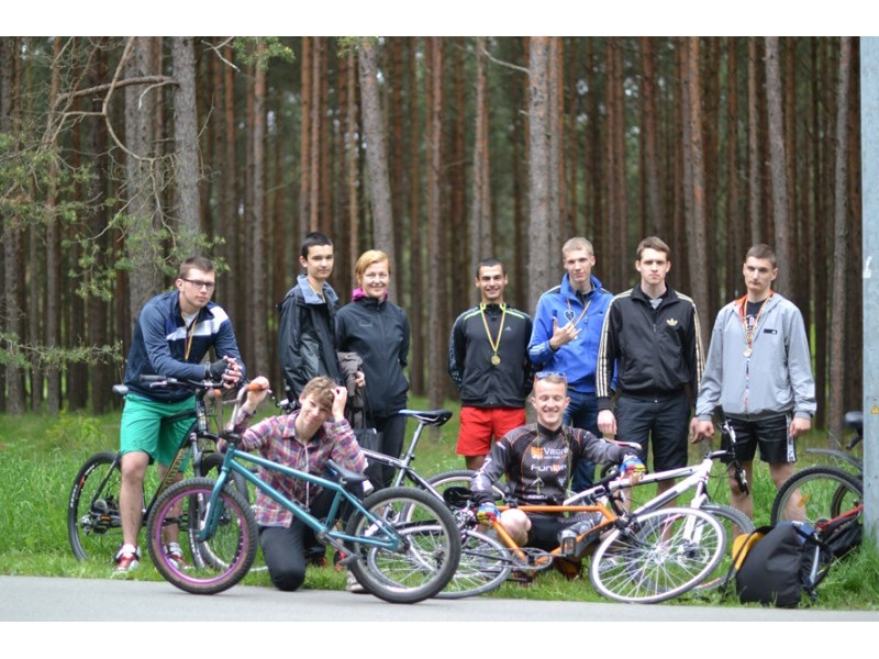 Palangos senosios gimnazijos mokiniai praėjusį šeštadienį atgaivino seną Palangos sporto tradiciją – organizavo dviračių varžybas. 