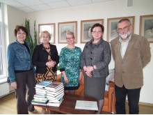 Palangos viešosios bibliotekos vadovai džiaugėsi Palangos LIONS moterų klubo dovana. / B. Spevakovienes nuotr.