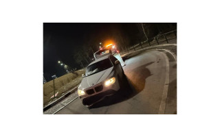Palangoje neblaivaus vairuotojo automobilis rėžėsi į kelio ženklus ir atitvarą