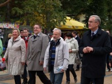 Iškilmingoje eisenoje žengė (iš dešinės) Seimo nariai P. Žeimys, J. Razma, Palangos meras Š. Vaitkus ir Bergeno Riugeno saloje merė A. Kioster.