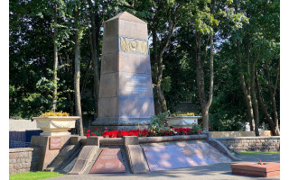 Palangos savivaldybės taryba ketvirtadienį nusprendė, kad obelisko su sovietine simbolika, bet karių palaikai liks