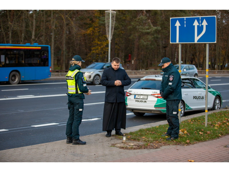 Klaipėdos apskrities kelių policijos pareigūnai žvakelėmis pagerbė žuvusiuosius per eismo įvykius  