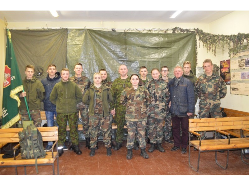 Jaunieji šauliai ir jų vadovai pasakojo apie šaulių veiklą ir kokią naudą ji duoda. Pasirodo, taip ugdomi tikri šalies patriotai, nesibaiminantys jokių galimų pavojų.