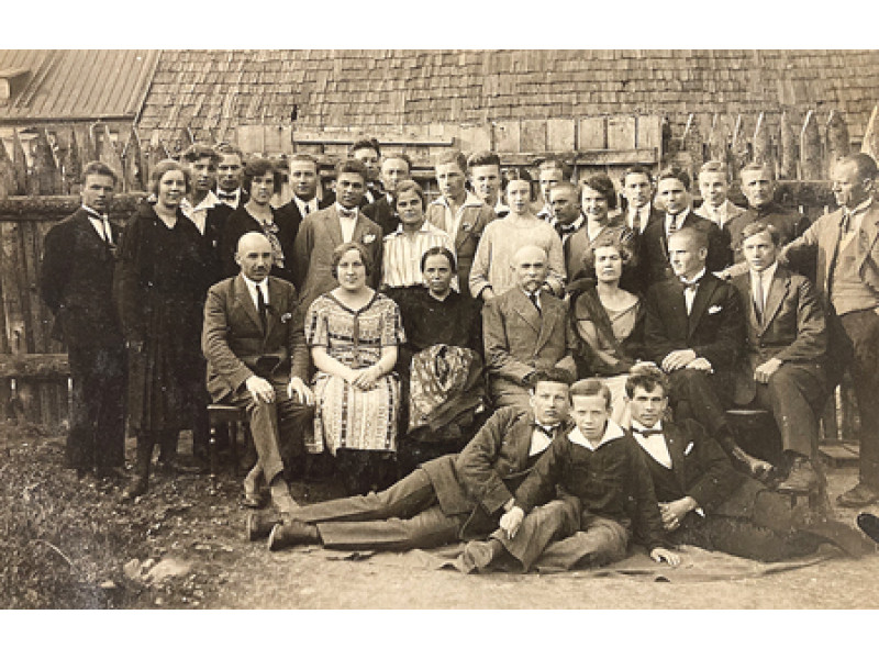 Klaipėdos muzikos mokyklos ekskursantai svečiuose pas Grudzinskus. 1925 m. gegužės 17 d. Jono Grudzinsko archyvas