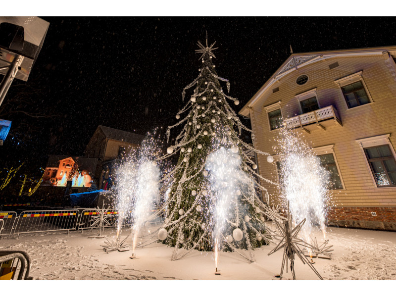 SPALVINGAS KALĖDŲ LAUKIMAS PALANGOS KURHAUZE