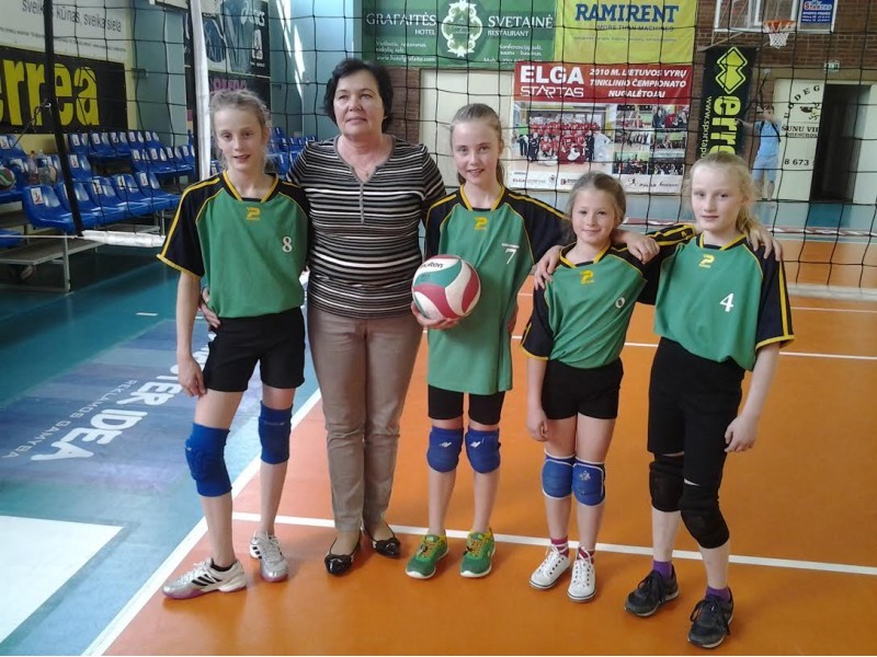 Žaidėjos Gabrielė Kalis, Gloria Januševič, Samanta Tomasaitė ir Marija Kalis su trenere Irena Švaniene.
