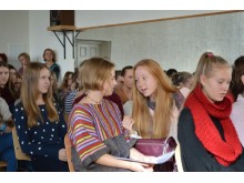 Palangiškės gimnazistės J. Stonkutė ir A. Sinušaitė (centre) su skuodiške J. Alsyte pasidalijo trečiąja vieta.