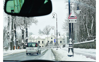 Pastatė neegzistuojantį kelio ženklą: stebisi ir gyventojai, ir vairavimo instruktorius