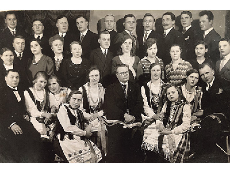 Kretingos Šv. Cecilijos choras 1931 m. Trečioje eilėje pirmas iš dešinės – Stasys Piktuižis, šeštas iš dešinės – Juozas Pabrėža. Autoriaus archyvas