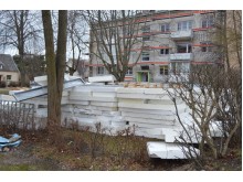 Jūratės g. stiprus vėjas „išstumdė“ renovuojamų namų statybines medžiagas.