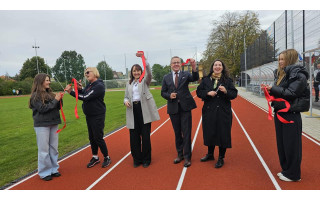 Palangos senojoje gimnazijoje – džiugūs pokyčiai: atnaujintas stadionas ir sutvarkytas vidinis kiemelis (FOTO GALERIJA)