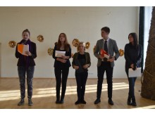 Vieno eilėraščio konkurso dalyviai. Jo laureatai – E. Šopagaitė (skaito) ir M. Tamašauskis.