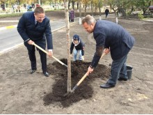 Meras Šarūnas Vaitkus ir Tarybos narys Dainius Želvys pasodino medelį.