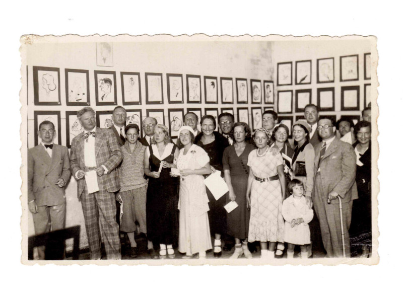 L. Kagano (kairėje) debiutinės parodos atidarymas Palangoje. 1932 m. liepos 28 d.