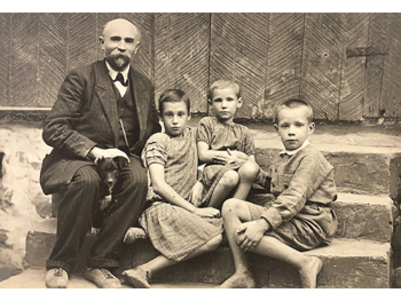 Vladas Grudzinskas savo namų kieme su vaikais, grįžusiais iš Rusijos: (iš kairės) Jadvyga, Magdalena ir Jonas. 1921 m. liepos mėn. J. Grudzinsko archyvo nuotr.
