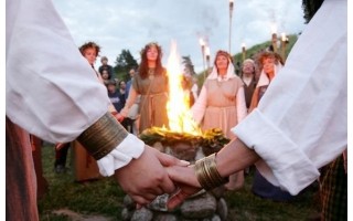 Naujosios Joninių tradicijos: prie laužo – šašlykai, fejerverkai ir alus