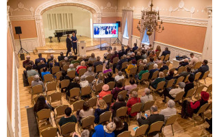 Į TS-LKD Palangos skyriaus kandidatų bei jo artimiausių ketverių metų plano Palangai pristatymą Kurhauze susirinko beveik pilna salė, į merų debatus Gimnazijoje – saujelė