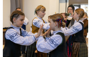 Puodžių gatvė ir vėl suskambo: tradicinė bendruomenės šventė Klaipėdos karalienės Luizės jaunimo centro kieme