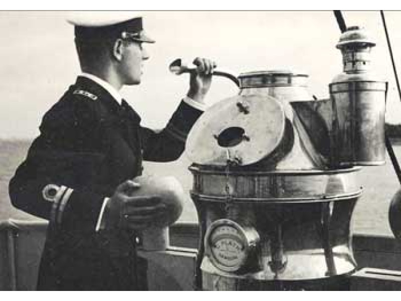 Karo laivo „Prezidentas Smetona“ kapitonas Povilas Labanauskas laivo denyje vadovauja jūrininkams.  1939–1940 m. Lietuvos jūrų muziejaus rinkinys