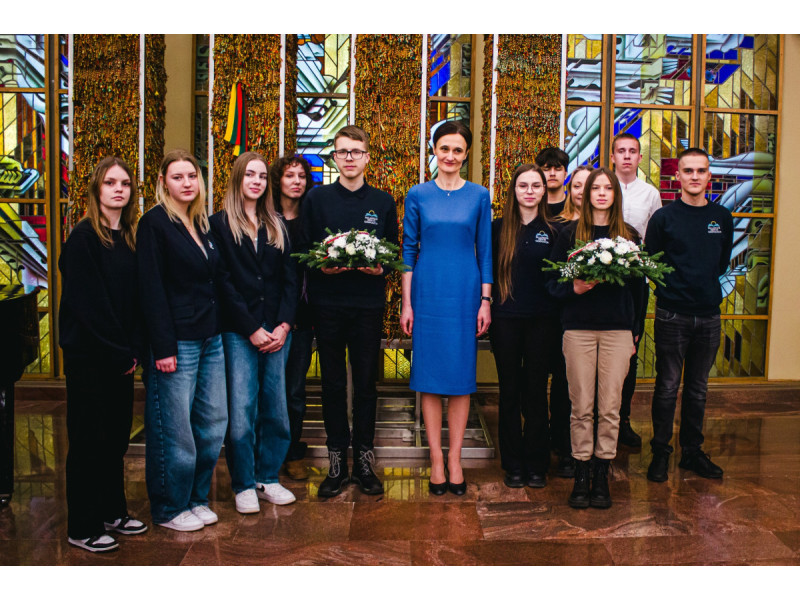 Laikydami gėlės signatarams palangiškiams įsiamžinome su Seimo pirmininke V. Čmilyte-Nielson