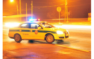 Palangoje iš BMW išlipę du vyriškiai sumušė ir apiplėšė girtą vyrą