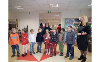 „Debesiukai“ Vaikų bibliotekoje susilaukė plojimų ir... saldainių  