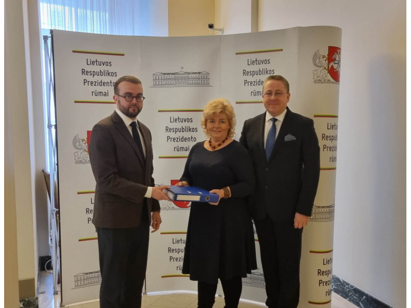 Šiandien Palangos atstovai Prezidentūroje įteikė peticiją su 5480 parašų dėl kurorto baseino išsaugojimo