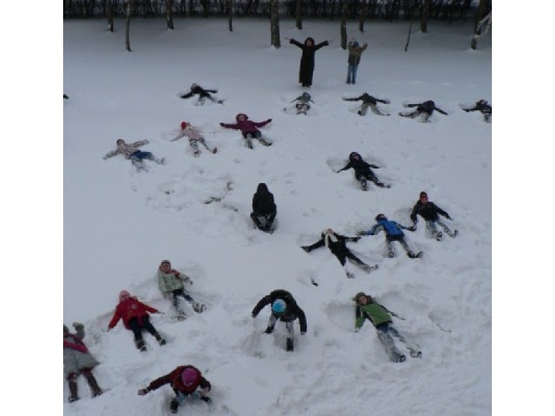 Minėdami sausio 13-ąją, mokinukai virto sniego angelais