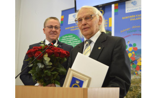 Tarybos nariai, meras pasveikino Palangos miesto garbės pilietį, profesorių Vladą Žulkų su 80-mečiu