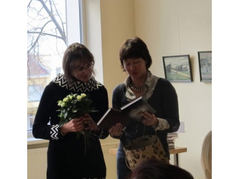 Savo pirmąjį romaną pristačiusiai Andželikai Bubelytei (kairėje) gėlių ir dovanų įteikė Palangos viešosios bibliotekos Informacijos skyriaus vedėja Miglė Jonaitienė. 