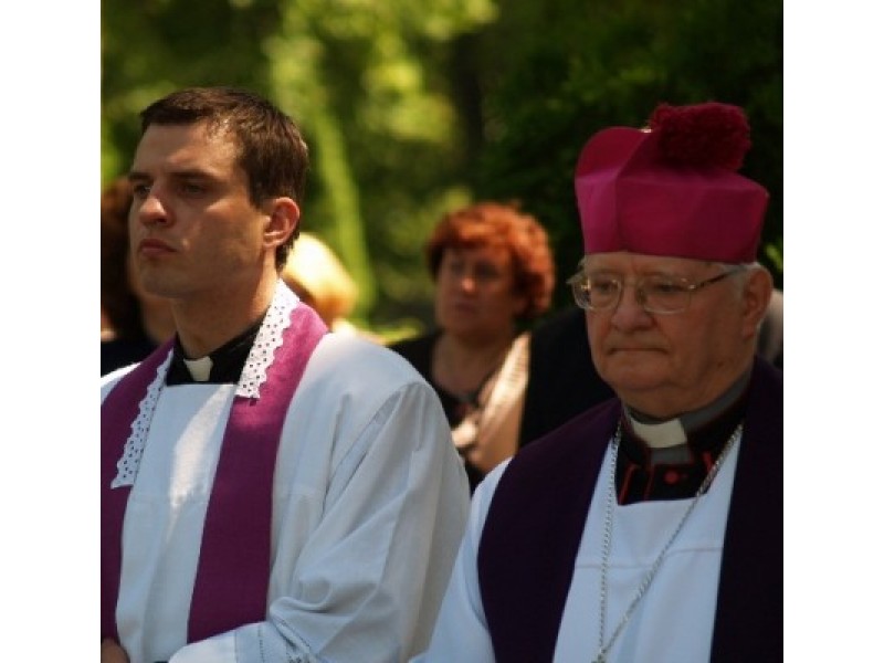 Telšių vyskupo J.Borutos (dešinėje) pasirašytas raštas pribloškė garsius menininkus. 