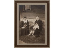 Liudvika ir Jonas Šliūpai prie savo namų Skrantone (JAV), 1913 m VU ŠAIC Aušrininko dr. Jono Šliūpo archyvo nuotrauka