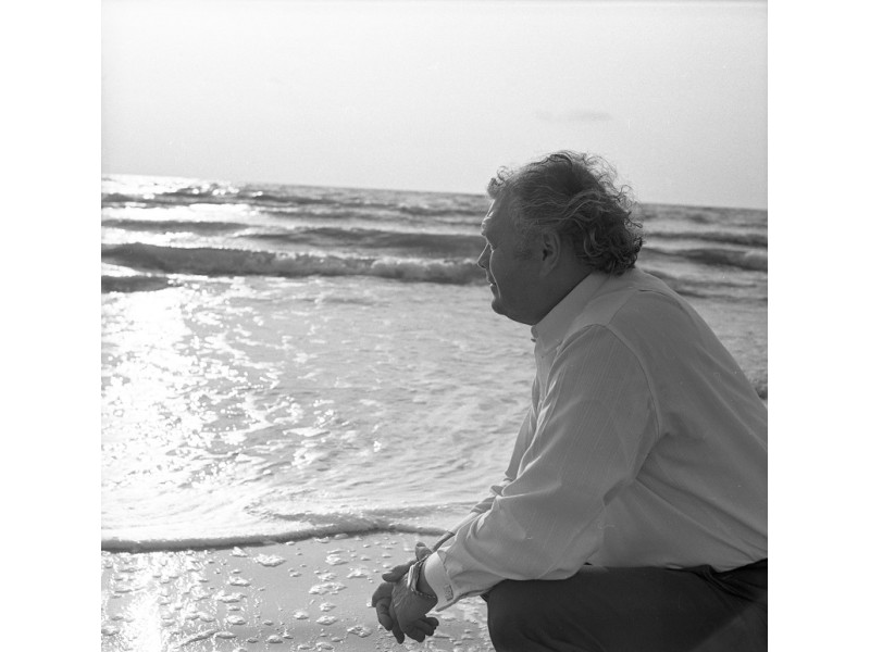 Eduardas Balsys Palangoje prie jūros. 1979. Algirdo Tarvydo fotografija