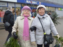 Dalia ir Adelė šiek tiek nuogąstavo, jog gyvenimas negerėja, ypač pensininkams, bet šventės lieka šventėmis, jas reikia minėti linksmai nepaisant nieko.